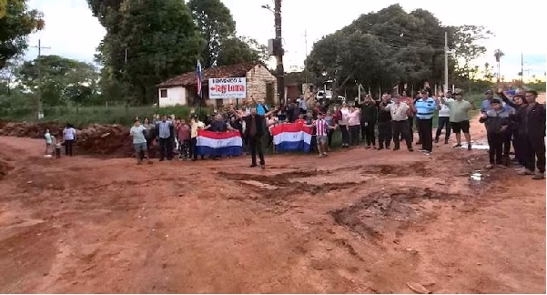 Vecinos reclaman empedrado en Tajy Loma